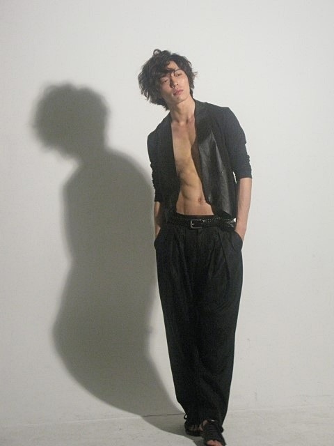 Kim Jae Uck 
behind the fashion shootingSource : gall.dcinside.com/jaewook