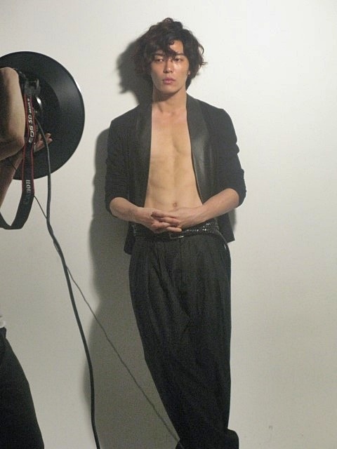 inspiredkimjaeuck:

Kim Jae Uck 
behind the fashion shooting Source : gall.dcinside.com/jaewook