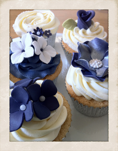 blue &amp; white cupcake worship!
