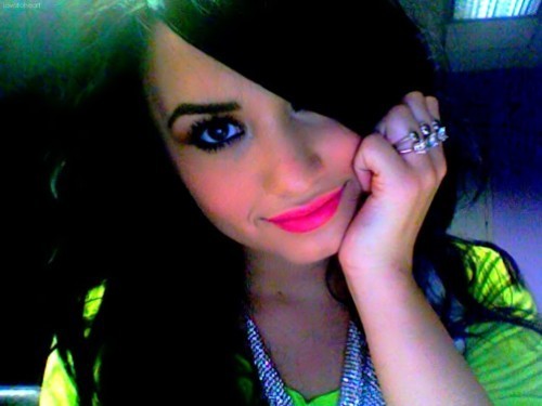 
Existem pessoas que não merecem minhas lágrimas, mas mesmo assim eu choro por elas. 
Demi Lovato
