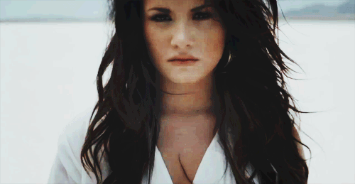 themusicheplays:

gabrielcezar:

”Prefiro chorar sozinha. Orgulho? Não. Só quero evitar o julgamento de pessoas que não saibam o motivo das minhas lágrimas.” 

 - Demi Lovato