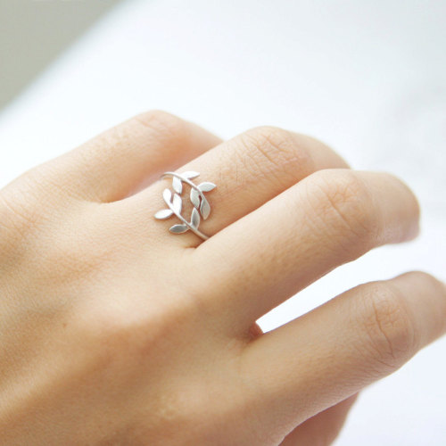 marvelousmatrimony:

Oh this is so cute! (via Matte silver leaf ring by laonato on Etsy)