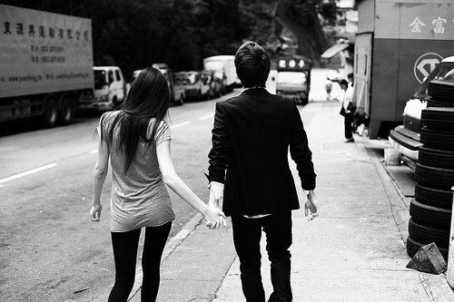 Eu prometo segurar sua mão quando o resto do mundo te esquecer. (bpa)