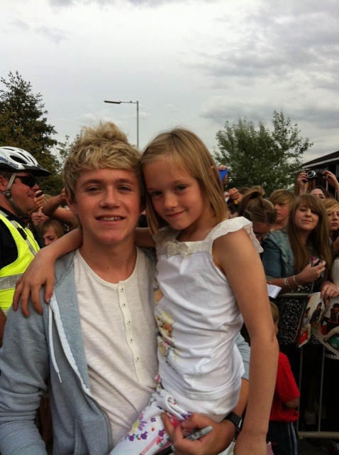 marmarstylinson:  Nialler with Lou’s sister Daisy.   this is so precious omg