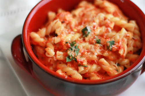 justbesplendid:

 
Pasta with creamy roasted pepper and basil sauce by One Lovely Life
 
Ingredients:3 red bell peppers1/2 onion, diced2 cloves garlic, mincedolive oilsalt and pepper to taste1/4c cream, or half-and-half1/4c fresh basil, minced1/2 lb. small pasta, such as rotini, fusilli, or gemellifresh parmesan, to taste
Directions:Cook pasta, according to package directions.
Meanwhile, on a gas burner or in the broiler (I used the broiler), roast peppers until they are charred well on the outside. Be sure to rotate peppers often, so that they blacken evenly. Remove peppers from burner or broiler and place in a paper or plastic bag to steam for about 10 minutes to loosen the skins.
Scrape off charred skin, remove stems, and scrape out seeds. Puree peppers in a blender or food processor until smooth, almost like a pesto.
In a medium saucepan, saute onion in a drizzle of olive oil until tender and translucent. Add garlic and cook 1-2 minutes longer. Stir in red pepper puree, cream, and basil until smooth. Taste and season with salt and pepper to taste.
Toss pasta with sauce and stir to coat. Top with parmesan to taste.
