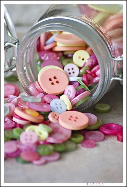ionwkathy:

(via Button Buttons Goodness / Jar Of Buttons | Flickr - Photo Sharing!)

