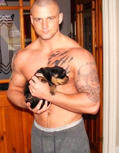 @Craigy_Boy69 &amp; his big thick muscles w/ a tiny pup #TooCute