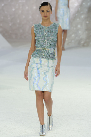 Las perlas de Chanel rodean la cintura en la colección Spring 2012. Visto en Miranda Kerr