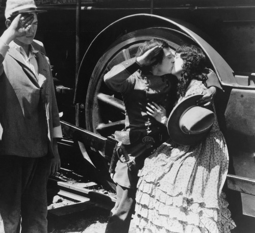 Buster Keaton kisses Marion Mack in The General 1926 Posted 5 months ago