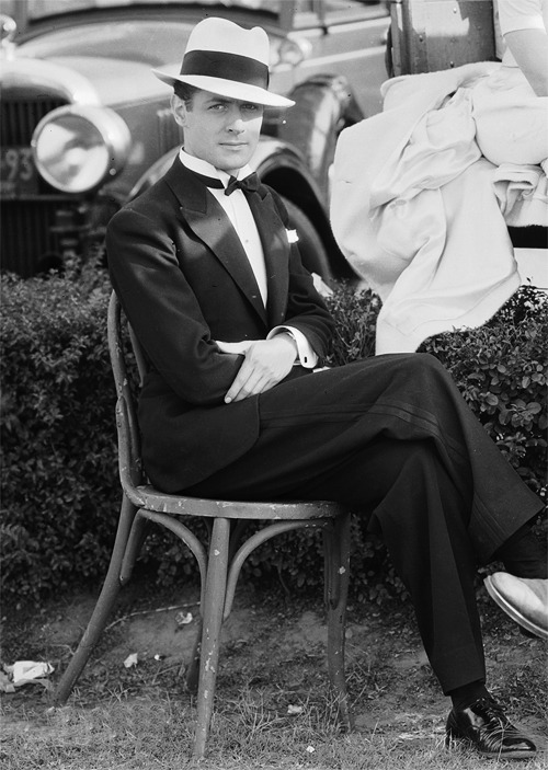 silentstanzas:

I’d forgotten how much of a Bob boner I have…until I saw this photo.I REMEMBERS
stardustmelody:

Robert Montgomery taking a break on the set of The Divorcee

