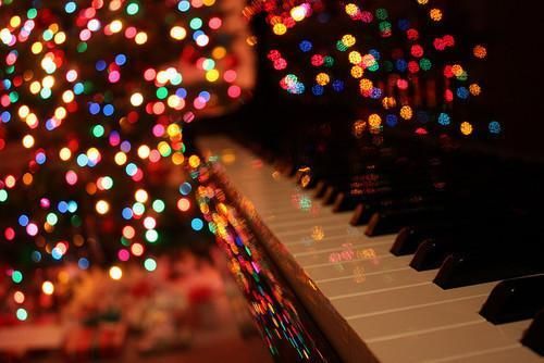  (piano,keys,christmas,lights)