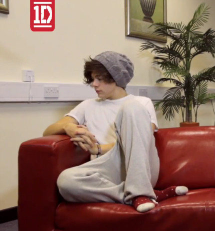 adoretomlinson:

harrysacutie:

Oh God. there goes my ovaries. UNF.
holy jesus idsufgskulefhdsiñlfadslhaes
asdfghjkl fuck STOP IT HARRY.
nice socks..

Water you doing to me
Oh Lord. Why? This is the picture I was waiting for omg unff. 
