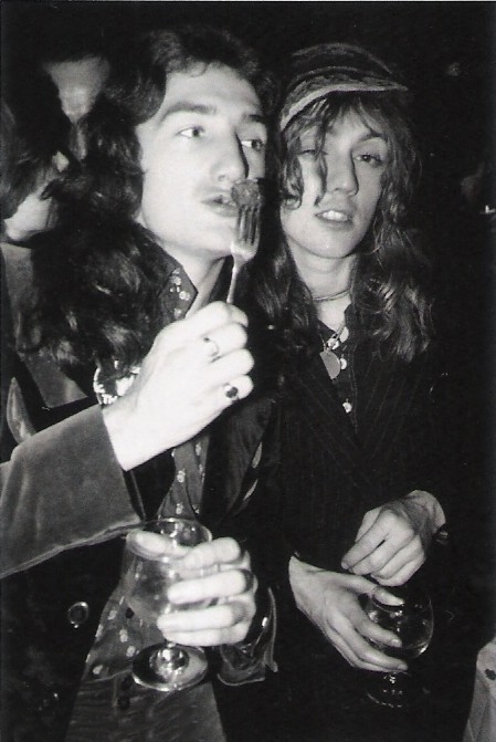 mothermercuryy:

smallbluephonebox:


1974 - John Deacon and Roger Taylor relaxing while Queen’s 1974 tour.

Forever reblog because of Roger’s face!

John, don’t play with your food. fjdskl
