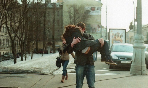 Se um dia eu deixar de caminhar ao seu lado, será pra te levar em meus braços.
