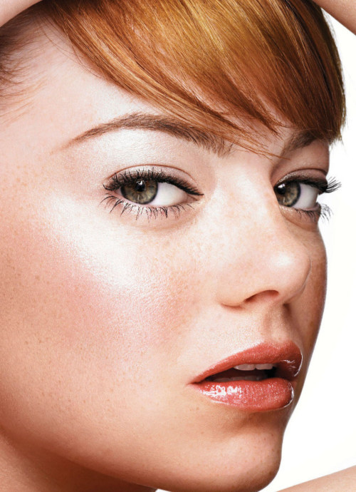 celebritymakeups emma stone coral nude shimmery lips lightly lined eyes