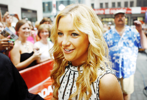 
Kate Hudson signs autographs before being interviewed on NBC&#8217;s &#8220;Today Show&#8221; television show Wednesday, July 12, 2006, in New York
