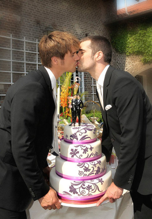 I love their wedding cake thegayteen I will get married one day in