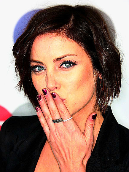 jessica stroup silver 90210 beverly hills gorgeous woman kiss jawline short
