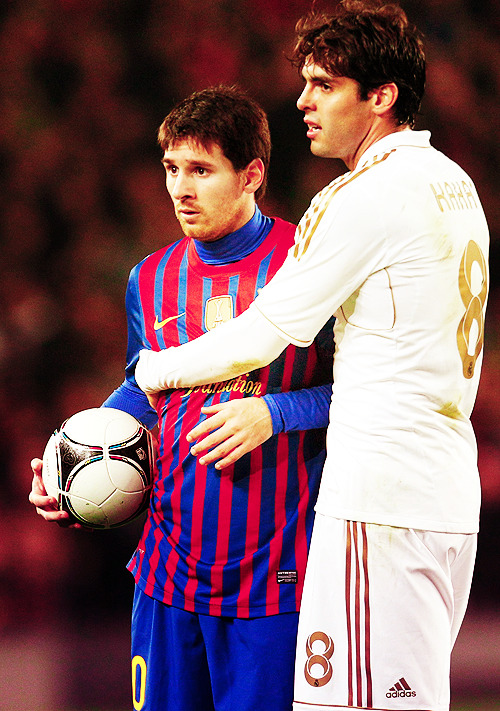 Olhem a diferença de altura do Kaká pro Messi! hehehe