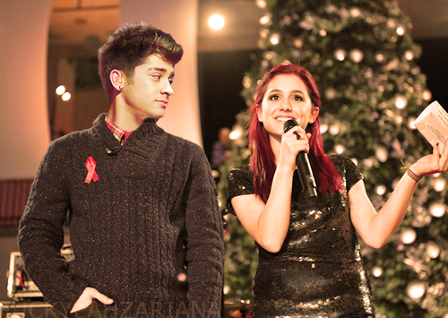 
Zayn can&#8217;t keep his eyes off his girlfriend
