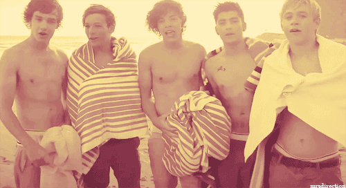 Liam and Harry and Zayn are shirtless eeeeep