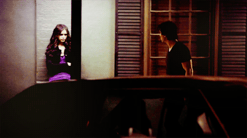 Katherine: Nós 3 juntos, como nos velhos tempos. O irmão que me amava muito. E o que não me amava o suficiente.
Damon: E a vampira vadia e malvada que só amava a si mesma.
