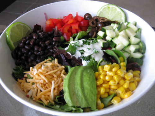 goinghealthyforlife:  omg, this looks SOOOOOO amazing …   Yum! I love salads.