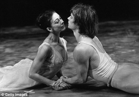 raheli Margot Fonteyn and Rudolf Nureyev dance the leads in Pell as et