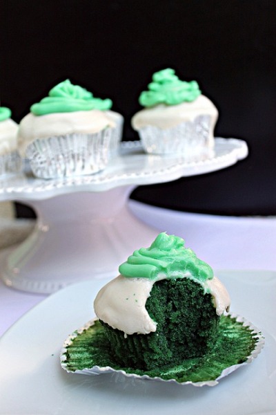 (via Green Velvet Creamcheese Cupcakes with Mint Buttercream «&#160;Fabtastic Eats)