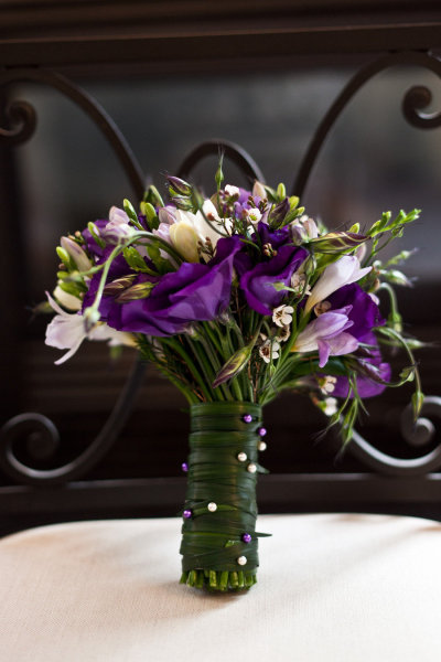 Love the handle decoration on this bouquet D
