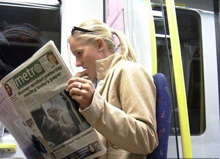 paraiso-do-riso:

1ª reação:
O que tem demais nessa foto..é só uma mulher no metrô

Depois de olhar pra capa do jornal…

Le Bacon
