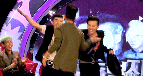 blackseoul:

Seungri’s & Jiyong’s reaction to Taeyang’s Sushi dance xD