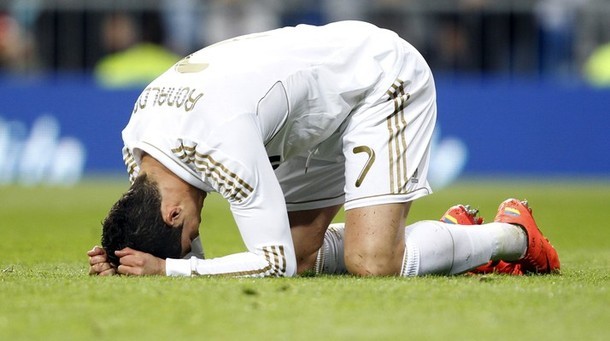 Sums up all the bad luck vs. Valencia.
Real Madrid vs. FC Valencia 0:0, 08.04.2012(via Photo from Reuters Pictures)