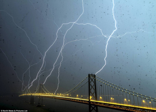 Amazing &amp; Rare Photo of the Bay Bridge Being Struck By Lightning