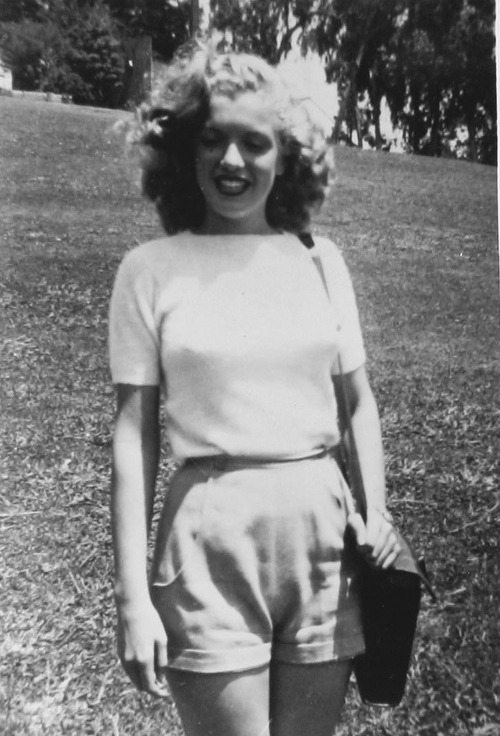 suicideblonde Norma Jeane Dougherty aka Marilyn Monroe in 1945 Showing 