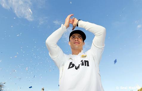 &#8220;I feel incredibly happy.This is my first Spanish league title and I&#8217;m delighted about it. We&#8217;ve had a spectacular season and the fans deserve this. The team also deserves the title because we&#8217;ve played phenomenally well. I am very happy.&#8221; &#8220;I wish to thank everyone here. We&#8217;re having a lot of fun and we want to win again next year to return.&#8221;
&#8220;There are two games left in the championship and we&#8217;ve achieved our objective of winning the league. I&#8217;m not too worried about not winning the Pichichi this year. We&#8217;ll see what happens in the end.&#8221;
(via Real Madrid C.F. - Official Web Site)
