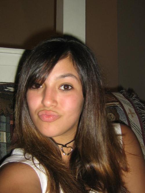 yet another example of a cute girl ruining her looks with duckface.
