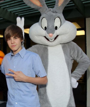 this one&#8217;s your call, people. little justin bieber, while ruining everyone&#8217;s night at six flags: duckface or no? also, is bugs bunny trying to give jbiebz some bunny ears, there? &#8230; and yes, we DO hope this pisses off as many people as our &#8220;duckfaced robert pattinson&#8221; posts did.