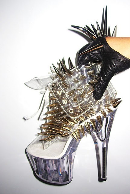 These 15lbs shoes were designed specially for Nicky Minaj by designers &#8220;2bitchesdeep&#8221;. fknn HOTNESSSSS&#8230; your thoughts??
