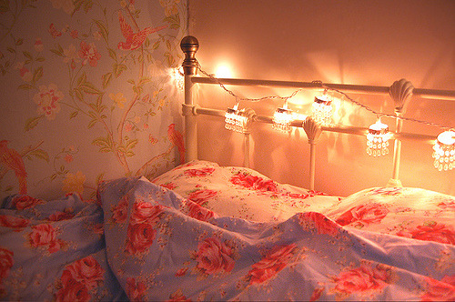 kevesia: this looks so cosy, i would love those lights for my bed. 