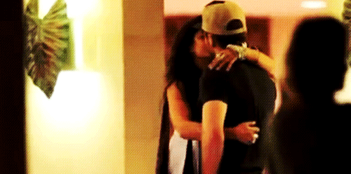Zac Efron &amp; Vanessa Hudgens kissing in Hawaii (November 28, 2010). 