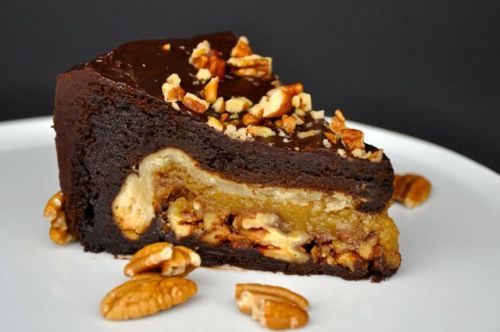 ohhellotherestranger: phoods: Новый год, Новый Десерт: PieCake Шоколад пекан Переход к 11 | сделать жизнь Вкусная OMG ЕСТЬ долбанные PIE ПЕКАНА внутри шоколадного торта! 