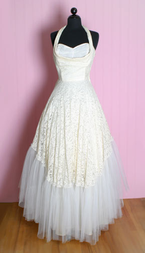 grrlinterrupted:

I want to get married in this…

I’ve...