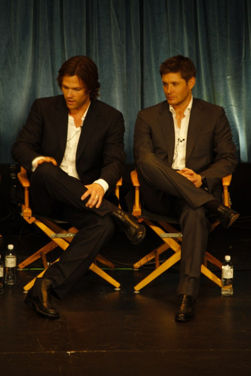 j2wincestotp: Love it when they sit the same way. 