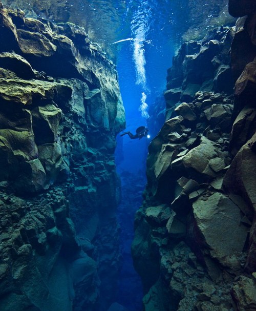 looklikediamonds: Tectonic Plate Gap Between Europe and America The Gap Between Two Continents. that is so fucking sweet if i went down there i think i would pee myself I would cry lol 