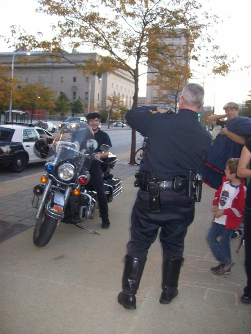 ohheyitsripley:

A Cleveland police officer allows a protester...