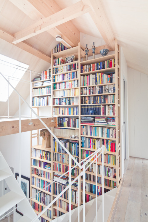 bookshelfporn: 8.5 metres or 27 feet tall Bookshelf (via monasso) 