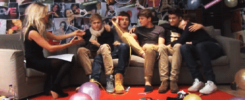 theonedirectiongifs: the quality is absolutely horrible but this is a pain to gif so bear with me 