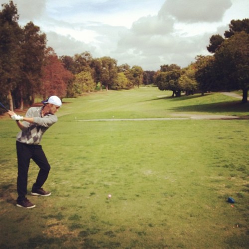 Tom golfing with Ben Lyons 2/27/2012. The boy wonder @tomfelton had two birdies today but finished a few strokes behind. He hit some BOMBS off the tee, like this one.