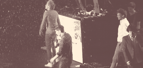 5flawlessboys: Niall almost fall off stage, HAHAH 